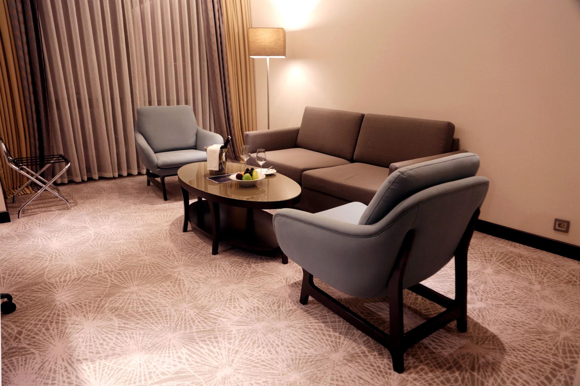Hotel Doubletree By Hilton Istanbul Umraniye Extérieur photo A living room in a hotel suite