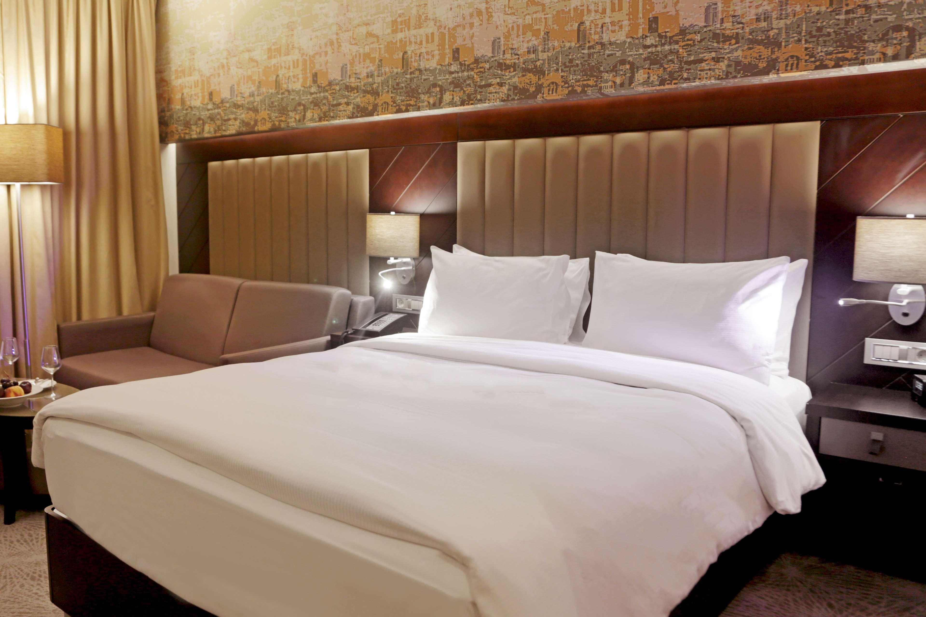 Hotel Doubletree By Hilton Istanbul Umraniye Extérieur photo A bed