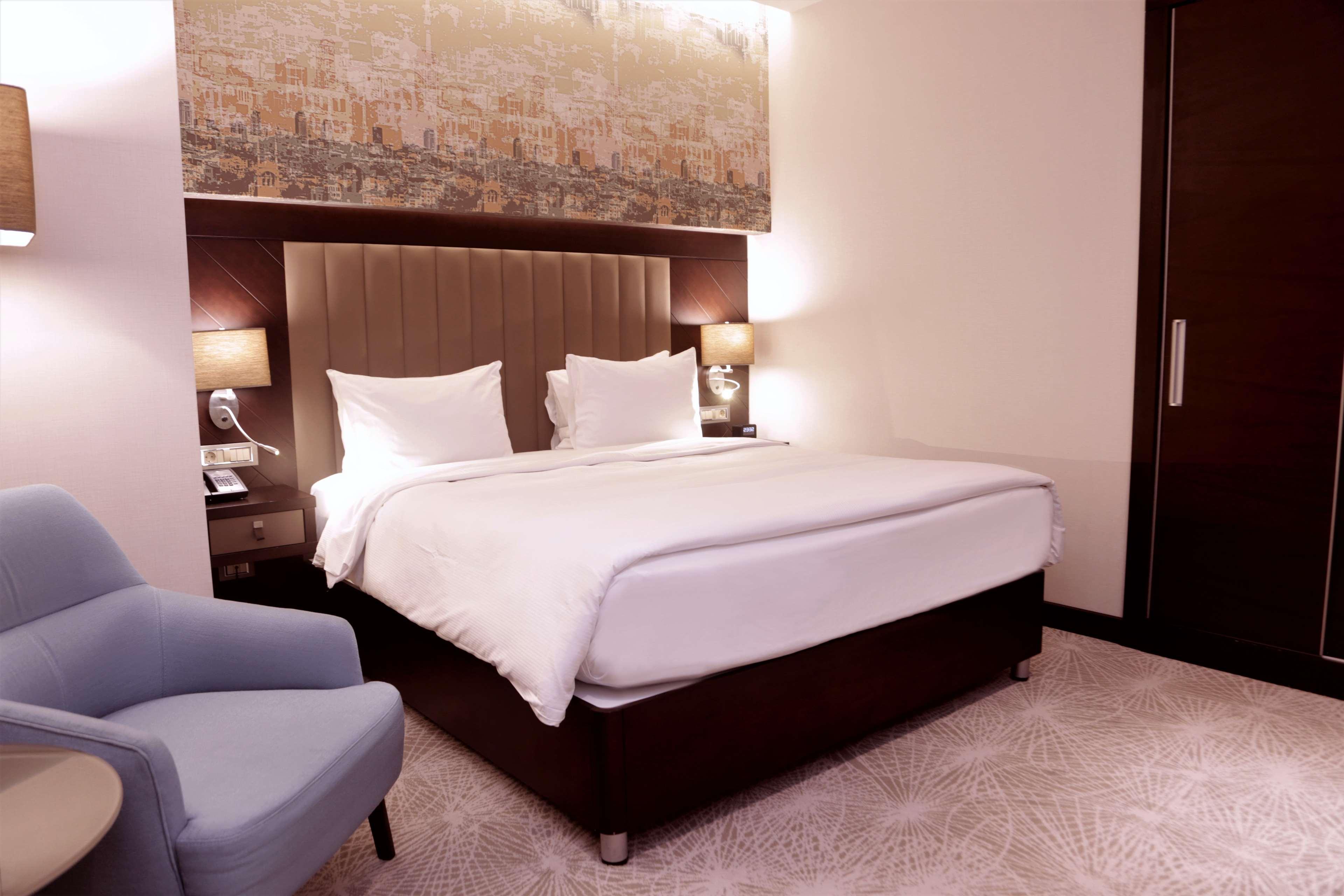 Hotel Doubletree By Hilton Istanbul Umraniye Extérieur photo A bedroom at the hotel