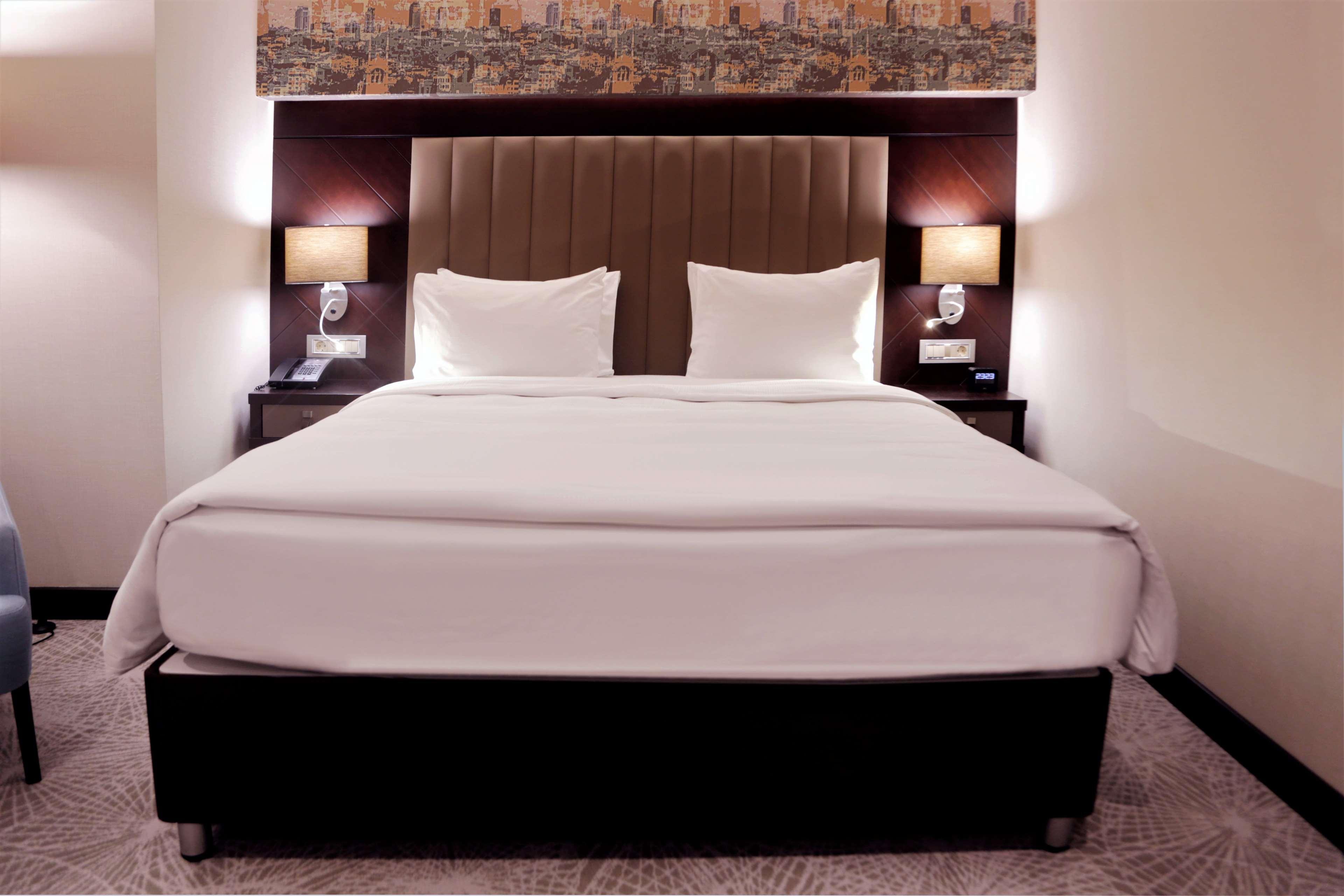 Hotel Doubletree By Hilton Istanbul Umraniye Extérieur photo A bed