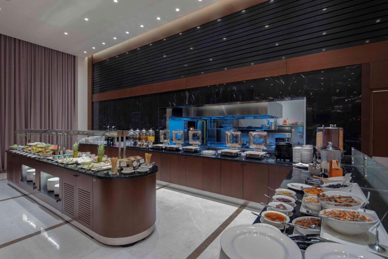 Hotel Doubletree By Hilton Istanbul Umraniye Extérieur photo The buffet at the lounge