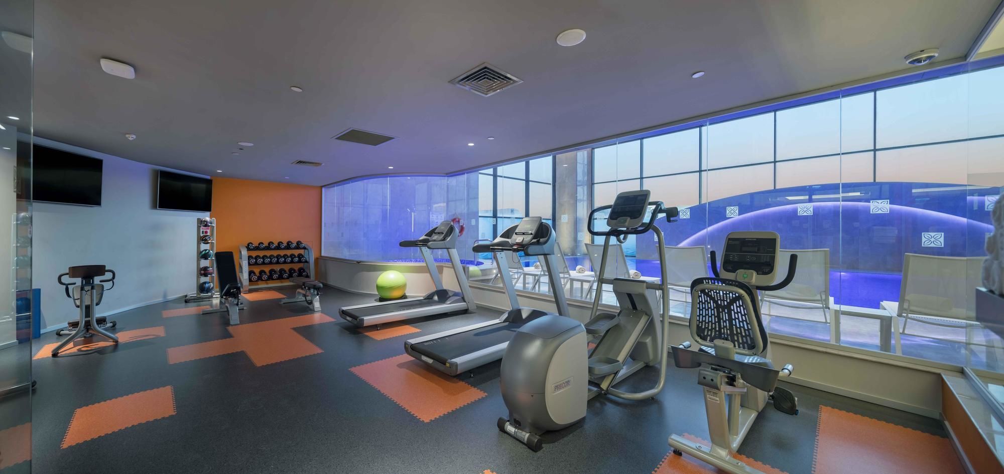 Hotel Doubletree By Hilton Istanbul Umraniye Extérieur photo A gym at a hotel