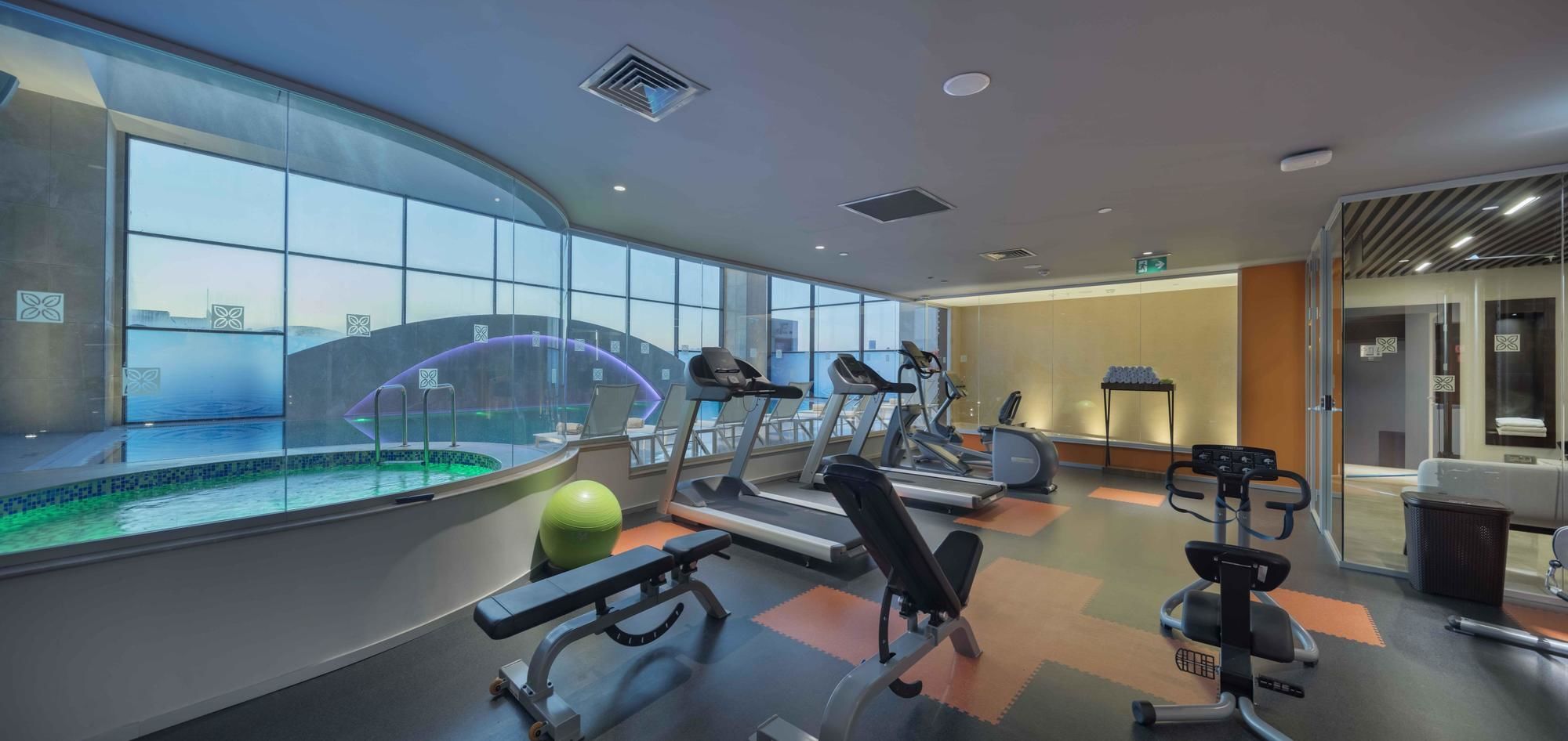 Hotel Doubletree By Hilton Istanbul Umraniye Extérieur photo The gym at the hotel
